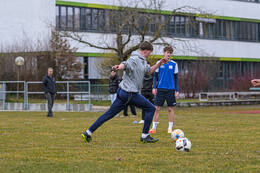 Bad Wörishofen, Deutschland – Vorbereitungstraining für das Schulderby 2026 zwischen der Wirtschaftsschule Bad Wörishofen und dem Josef-Bernhard-Gymnasium Türkheim auf dem Gelände der Wirtschaftsschule in Bad Wörishofen. Das Spiel ist für Mai 2026 geplant.
