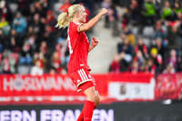 19.10.2026, München, Bayern, Deutschland. Google Pixel Frauen-Bundesliga: FC Bayern Frauen gegen VfB Stuttgart Frauen. Spielort: FC Bayern Campus-Stadion. Pernille Harder (FC Bayern Frauen) beim Jubel, jubelnd, feiernd in der Luft