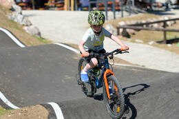 Mindelheim, Deutschland – 23.05.2026: Eröffnung der neuen BikeArea auf der Schwabenwiese in Mindelheim. Die von Schanzenwerk gestaltete und gebaute Anlage umfasst Pumptrack-, Flowline- und Jumpline-Elemente für Kinder, Jugendliche und Erwachsene.