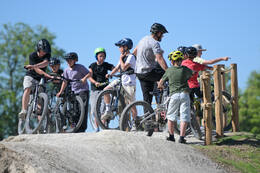 Mindelheim, Deutschland – 23.05.2026: Eröffnung der neuen BikeArea auf der Schwabenwiese in Mindelheim. Die von Schanzenwerk gestaltete und gebaute Anlage umfasst Pumptrack-, Flowline- und Jumpline-Elemente für Kinder, Jugendliche und Erwachsene.