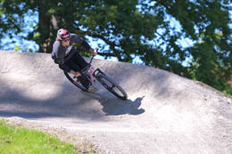 Mindelheim, Deutschland – 23.05.2026: Eröffnung der neuen BikeArea auf der Schwabenwiese in Mindelheim. Die von Schanzenwerk gestaltete und gebaute Anlage umfasst Pumptrack-, Flowline- und Jumpline-Elemente für Kinder, Jugendliche und Erwachsene.
