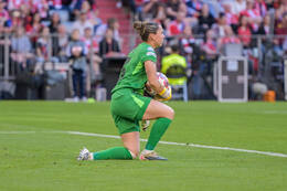 Allianz Arena, München, Deutschland – 25.04.2026: Fußball, UEFA Women’s Champions League 2025/2026, Halbfinale Hinspiel, FC Bayern München Frauen vs. FC Barcelona Frauen: Cata Coll (FC Barcelona, Tor) hält den Ball in den Händen.