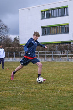 Bad Wörishofen, Deutschland – Vorbereitungstraining für das Schulderby 2026 zwischen der Wirtschaftsschule Bad Wörishofen und dem Josef-Bernhard-Gymnasium Türkheim auf dem Gelände der Wirtschaftsschule in Bad Wörishofen. Das Spiel ist für Mai 2026 geplant.