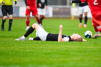 17.10.2026, Mindelheim, Bayern, Deutschland. A-Klasse Allgäu 3: TSV Mindelheim II gegen SV Oberegg II. Spielort: Julius-Strohmayer-Stadion. Sebastian Reischl (TSV Mindelheim) verletzt, mit Schmerzen, bei der Behandlung