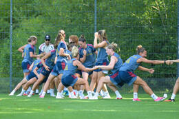 05.08.2026, München, Deutschland. Google Pixel Frauen-Bundesliga: Die FC Bayern Frauen absolvieren auf dem FC Bayern Campus eine Trainingseinheit zur Vorbereitung auf das Testspiel gegen Paris FC. Linda Dallmann (FC Bayern Frauen), Alara Sehitler (FC Bayern Frauen), Arianna Caruso (FC Bayern Frauen)