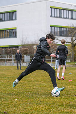 Bad Wörishofen, Deutschland – Vorbereitungstraining für das Schulderby 2026 zwischen der Wirtschaftsschule Bad Wörishofen und dem Josef-Bernhard-Gymnasium Türkheim auf dem Gelände der Wirtschaftsschule in Bad Wörishofen. Das Spiel ist für Mai 2026 geplant.