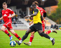 17.10.2026, Mindelheim, Bayern, Deutschland. Kreisliga Allgäu Nord: TSV Mindelheim gegen SV Oberegg. Spielort: Julius-Strohmayer-Stadion. Sulayman Drammeh (TSV Mindelheim) am Ball, mit dem Ball, in einer Spielszene