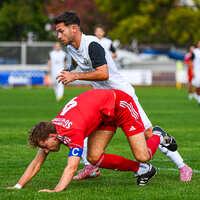 03.10.2026, Mindelheim, Deutschland. Kreisliga Allgäu Nord: TSV Mindelheim gegen (SG) Sontheim/Westerheim. Spielort: Julius-Strohmayer Stadion. Anel Junuzovic (TSV Mindelheim) im Zweikampf, im Duell, im Kampf um den Ball