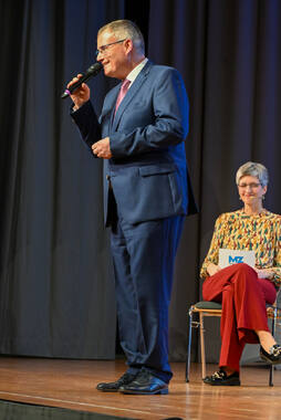 Podiumsdiskussion zur Bürgermeisterwahl in Bad Wörishofen im Kursaal. Die Bürgermeisterkandidaten Daniel Pflügl, Stefan Welzel und Paul Gruschka stellten sich den Fragen von Moderation und Publikum.