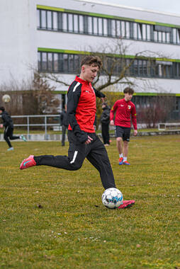 Bad Wörishofen, Deutschland – Vorbereitungstraining für das Schulderby 2026 zwischen der Wirtschaftsschule Bad Wörishofen und dem Josef-Bernhard-Gymnasium Türkheim auf dem Gelände der Wirtschaftsschule in Bad Wörishofen. Das Spiel ist für Mai 2026 geplant.