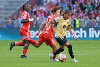 Allianz Arena, München, Deutschland – 25.04.2026: Fußball, UEFA Women’s Champions League 2025/2026, Halbfinale Hinspiel, FC Bayern München Frauen vs. FC Barcelona Frauen: Vicky López / Vicky Lopez (FC Barcelona, Mittelfeld) am Ball. Momoko Tanikawa (FC Bayern München, Mittelfeld) verteidigt.