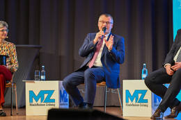 Podiumsdiskussion zur Bürgermeisterwahl in Bad Wörishofen im Kursaal. Die Bürgermeisterkandidaten Daniel Pflügl, Stefan Welzel und Paul Gruschka stellten sich den Fragen von Moderation und Publikum.