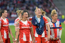 Allianz Arena, München, Deutschland – 25.04.2026: Fußball, UEFA Women’s Champions League 2025/2026, Halbfinale Hinspiel, FC Bayern München Frauen vs. FC Barcelona Frauen: FC Bayern Frauen Spieler jubeln.