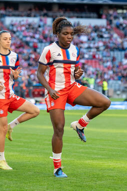 Allianz Arena, München, Deutschland – 25.04.2026: Fußball, UEFA Women’s Champions League 2025/2026, Halbfinale Hinspiel, FC Bayern München Frauen vs. FC Barcelona Frauen: Edna Imade (FC Bayern München, Sturm) wärmt sich auf.