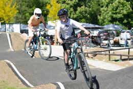 Mindelheim, Deutschland – 23.05.2026: Eröffnung der neuen BikeArea auf der Schwabenwiese in Mindelheim. Die von Schanzenwerk gestaltete und gebaute Anlage umfasst Pumptrack-, Flowline- und Jumpline-Elemente für Kinder, Jugendliche und Erwachsene.