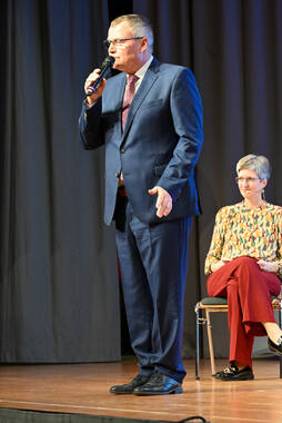 Podiumsdiskussion zur Bürgermeisterwahl in Bad Wörishofen im Kursaal. Die Bürgermeisterkandidaten Daniel Pflügl, Stefan Welzel und Paul Gruschka stellten sich den Fragen von Moderation und Publikum.