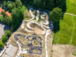 Mindelheim, Deutschland – 23.05.2026: Eröffnung der neuen BikeArea auf der Schwabenwiese in Mindelheim. Die von Schanzenwerk gestaltete und gebaute Anlage umfasst Pumptrack-, Flowline- und Jumpline-Elemente für Kinder, Jugendliche und Erwachsene.