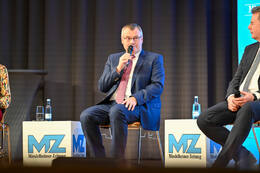 Podiumsdiskussion zur Bürgermeisterwahl in Bad Wörishofen im Kursaal. Die Bürgermeisterkandidaten Daniel Pflügl, Stefan Welzel und Paul Gruschka stellten sich den Fragen von Moderation und Publikum.