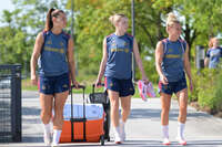 05.08.2026, München, Deutschland. Google Pixel Frauen-Bundesliga: Die FC Bayern Frauen absolvieren auf dem FC Bayern Campus eine Trainingseinheit zur Vorbereitung auf das Testspiel gegen Paris FC. Lena Oberdorf (FC Bayern Frauen), Alara Sehitler (FC Bayern Frauen), Linda Dallmann (FC Bayern Frauen)