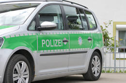 Bad Wörishofen, Deutschland – 12.05.2026: Zahlreiche Einsatzkräfte der Polizei und das SEK sind bei einem Großeinsatz an der Hauptstraße in Bad Wörishofen im Einsatz. Das Gebiet wurde großräumig abgesperrt.