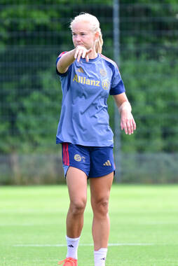 19.08.2026, München, Deutschland. Google Pixel Frauen-Bundesliga: Die FC Bayern Frauen absolvieren auf dem FC Bayern Campus eine Trainingseinheit vor dem Bundesliga-Saisonauftakt gegen den 1. FC Union Berlin. Pernille Harder (FC Bayern Frauen)