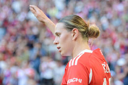 Allianz Arena, München, Deutschland – 25.04.2026: Fußball, UEFA Women’s Champions League 2025/2026, Halbfinale Hinspiel, FC Bayern München Frauen vs. FC Barcelona Frauen: Klara Bühl / Klara Buehl (FC Bayern München, Sturm) vor dem Eckschuss.