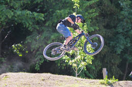 Mindelheim, Deutschland – 23.05.2026: Eröffnung der neuen BikeArea auf der Schwabenwiese in Mindelheim. Die von Schanzenwerk gestaltete und gebaute Anlage umfasst Pumptrack-, Flowline- und Jumpline-Elemente für Kinder, Jugendliche und Erwachsene.