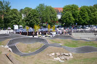 Mindelheim, Deutschland – 23.05.2026: Eröffnung der neuen BikeArea auf der Schwabenwiese in Mindelheim. Die von Schanzenwerk gestaltete und gebaute Anlage umfasst Pumptrack-, Flowline- und Jumpline-Elemente für Kinder, Jugendliche und Erwachsene.