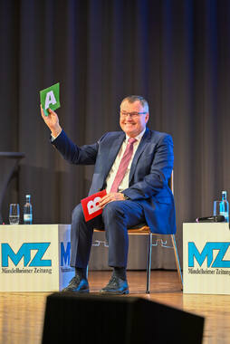 Podiumsdiskussion zur Bürgermeisterwahl in Bad Wörishofen im Kursaal. Die Bürgermeisterkandidaten Daniel Pflügl, Stefan Welzel und Paul Gruschka stellten sich den Fragen von Moderation und Publikum.