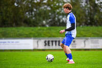 11.10.2026, Bad Wörishofen, Bayern, Deutschland. U19 (A-Jun.) Kreisklasse Allgäu – Nord: FC Bad Wörishofen U19 gegen JFG Wertachtal U19. Spielort: Stadion Unteres Hart. Saison 2026/2027. Paul Koch (FC Bad Wörishofen) am Ball, mit dem Ball, in einer Spielszene