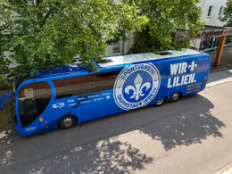 19.07.2026, Bad Wörishofen, Deutschland. 2. Bundesliga: Ankunft des SV Darmstadt 98 in Bad Wörishofen. Sommertrainingslager. Vorbereitung auf die Saison 2026/2027. Drohnenaufnahme vom Bus.