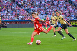 Allianz Arena, München, Deutschland – 25.04.2026: Fußball, UEFA Women’s Champions League 2025/2026, Halbfinale Hinspiel, FC Bayern München Frauen vs. FC Barcelona Frauen: Momoko Tanikawa (FC Bayern München, Mittelfeld) in perfekter Schussaktion.