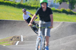 Mindelheim, Deutschland – 23.05.2026: Eröffnung der neuen BikeArea auf der Schwabenwiese in Mindelheim. Die von Schanzenwerk gestaltete und gebaute Anlage umfasst Pumptrack-, Flowline- und Jumpline-Elemente für Kinder, Jugendliche und Erwachsene.