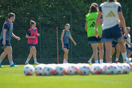05.08.2026, München, Deutschland. Google Pixel Frauen-Bundesliga: Die FC Bayern Frauen absolvieren auf dem FC Bayern Campus eine Trainingseinheit zur Vorbereitung auf das Testspiel gegen Paris FC. Sophie Proost (FC Bayern Frauen)