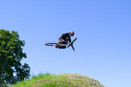 Mindelheim, Deutschland – 23.05.2026: Eröffnung der neuen BikeArea auf der Schwabenwiese in Mindelheim. Die von Schanzenwerk gestaltete und gebaute Anlage umfasst Pumptrack-, Flowline- und Jumpline-Elemente für Kinder, Jugendliche und Erwachsene.