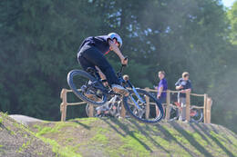 Mindelheim, Deutschland – 23.05.2026: Eröffnung der neuen BikeArea auf der Schwabenwiese in Mindelheim. Die von Schanzenwerk gestaltete und gebaute Anlage umfasst Pumptrack-, Flowline- und Jumpline-Elemente für Kinder, Jugendliche und Erwachsene.