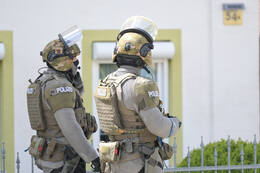Bad Wörishofen, Deutschland – 12.05.2026: Zahlreiche Einsatzkräfte der Polizei und das SEK sind bei einem Großeinsatz an der Hauptstraße in Bad Wörishofen im Einsatz. Das Gebiet wurde großräumig abgesperrt.
