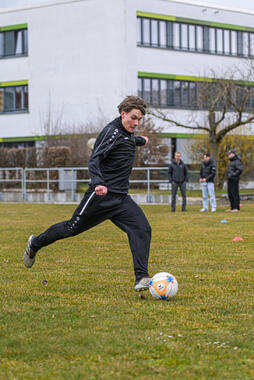 Bad Wörishofen, Deutschland – Vorbereitungstraining für das Schulderby 2026 zwischen der Wirtschaftsschule Bad Wörishofen und dem Josef-Bernhard-Gymnasium Türkheim auf dem Gelände der Wirtschaftsschule in Bad Wörishofen. Das Spiel ist für Mai 2026 geplant.