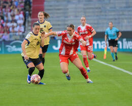 Allianz Arena, München, Deutschland – 25.04.2026: Fußball, UEFA Women’s Champions League 2025/2026, Halbfinale Hinspiel, FC Bayern München Frauen vs. FC Barcelona Frauen: Ona Batlle (FC Barcelona, Abwehr) im Zweikampf mit Klara Bühl / Klara Buehl (FC Bayern München, Sturm)