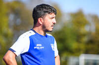 04.10.2026, Bad Wörishofen, Deutschland. U19 (A-Jun.) Kreisklasse Allgäu - Nord: FC Bad Wörishofen U19 gegen SG Unterrieden U19. Spielort: Stadion Am Unteren Hart. Bahtiar Koktas (Trainer, FC Bad Wörishofen) nachdenklich, ernst, fokussiert