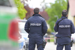 Bad Wörishofen, Deutschland – 12.05.2026: Zahlreiche Einsatzkräfte der Polizei und das SEK sind bei einem Großeinsatz an der Hauptstraße in Bad Wörishofen im Einsatz. Das Gebiet wurde großräumig abgesperrt.