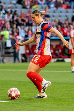 Allianz Arena, München, Deutschland – 25.04.2026: Fußball, UEFA Women’s Champions League 2025/2026, Halbfinale Hinspiel, FC Bayern München Frauen vs. FC Barcelona Frauen: Klara Bühl / Klara Buehl (FC Bayern München, Sturm) bereit zum Schuss.