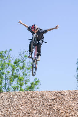 Mindelheim, Deutschland – 23.05.2026: Eröffnung der neuen BikeArea auf der Schwabenwiese in Mindelheim. Die von Schanzenwerk gestaltete und gebaute Anlage umfasst Pumptrack-, Flowline- und Jumpline-Elemente für Kinder, Jugendliche und Erwachsene.