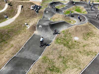 Mindelheim, Deutschland – 23.05.2026: Eröffnung der neuen BikeArea auf der Schwabenwiese in Mindelheim. Die von Schanzenwerk gestaltete und gebaute Anlage umfasst Pumptrack-, Flowline- und Jumpline-Elemente für Kinder, Jugendliche und Erwachsene.