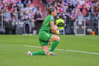 Allianz Arena, München, Deutschland – 25.04.2026: Fußball, UEFA Women’s Champions League 2025/2026, Halbfinale Hinspiel, FC Bayern München Frauen vs. FC Barcelona Frauen: Cata Coll (FC Barcelona, Tor) hält den Ball in den Händen.