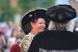 27.06.2026, Mindelheim: Am zweiten Tag des Frundsbergfests 2026 verwandelt sich die Mindelheimer Altstadt erneut in eine mittelalterliche Kulisse. Tausende Mitwirkende in historischen Gewändern prägen das traditionsreiche Fest, das zu den größten historischen Stadtfesten Deutschlands zählt.