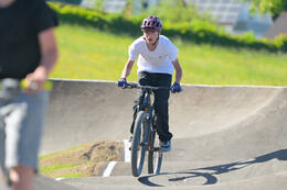 Mindelheim, Deutschland – 23.05.2026: Eröffnung der neuen BikeArea auf der Schwabenwiese in Mindelheim. Die von Schanzenwerk gestaltete und gebaute Anlage umfasst Pumptrack-, Flowline- und Jumpline-Elemente für Kinder, Jugendliche und Erwachsene.