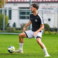 03.10.2026, Mindelheim, Deutschland. Kreisliga Allgäu Nord: TSV Mindelheim gegen (SG) Sontheim/Westerheim. Spielort: Julius-Strohmayer Stadion. David Kienle (TSV Mindelheim) am Ball, mit dem Ball, in einer Spielszene