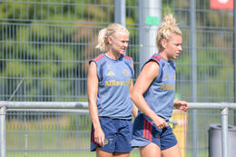 05.08.2026, München, Deutschland. Google Pixel Frauen-Bundesliga: Die FC Bayern Frauen absolvieren auf dem FC Bayern Campus eine Trainingseinheit zur Vorbereitung auf das Testspiel gegen Paris FC. Pernille Harder (FC Bayern Frauen), Linda Dallmann (FC Bayern Frauen)
