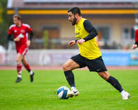 17.10.2026, Mindelheim, Bayern, Deutschland. Kreisliga Allgäu Nord: TSV Mindelheim gegen SV Oberegg. Spielort: Julius-Strohmayer-Stadion. Riccardo Schulz (TSV Mindelheim) Riccardo Schulz (TSV Mindelheim) am Ball, mit dem Ball, in einer Spielszene